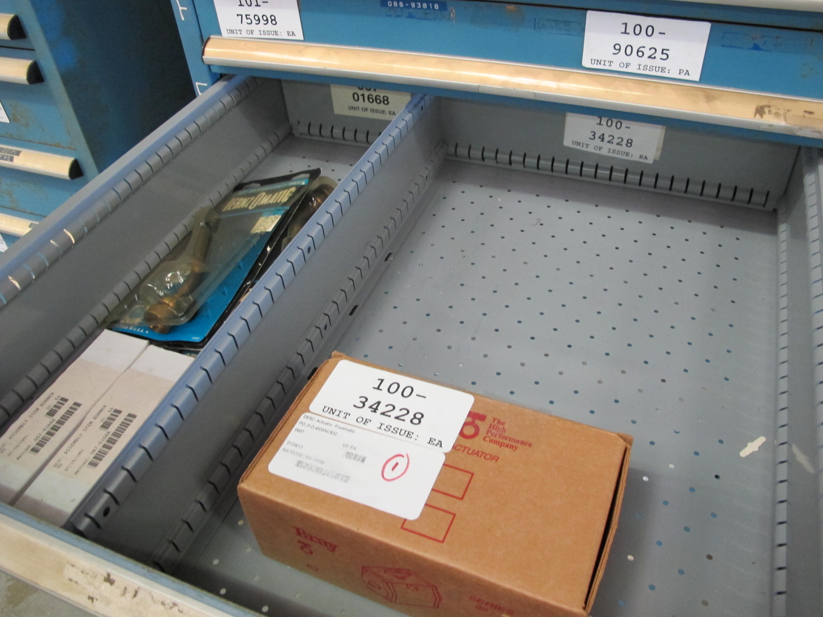 LISTA HEAVY DUTY 10-DRAWER PARTS CABINET W/ CONTENTS (W-44) LOADING & HANDLING FEE $25-